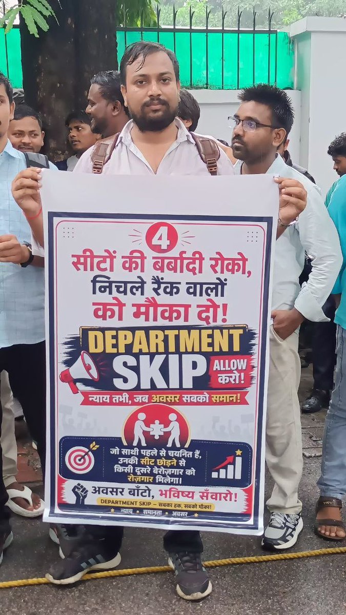 Chaurasiya_Ji_'s tweet photo. भारी बारिश के बीच भी  #UPSSSC_JE_4612 के छात्र एक जुट हो गएl

 हमारी मांग है कि UPSSSC JE में Department Skip का option दिया जाएl 
#UPSSSC_JE_ALLOW_DEPARTMENT_SKIP
@brajeshpathakup 
@CMOfficeUP 
@TheNewspinch 
@UPTakOfficial https://t.co/RzLSHM98wh