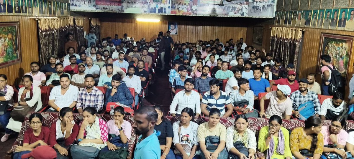 Chaurasiya_Ji_'s tweet photo. भारी बारिश के बीच भी  #UPSSSC_JE_4612 के छात्र एक जुट हो गएl

 हमारी मांग है कि UPSSSC JE में Department Skip का option दिया जाएl 
#UPSSSC_JE_ALLOW_DEPARTMENT_SKIP
@brajeshpathakup 
@CMOfficeUP 
@TheNewspinch 
@UPTakOfficial https://t.co/RzLSHM98wh
