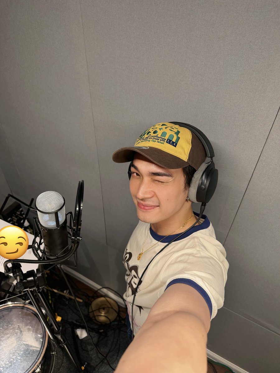OabnithiW's tweet photo. อัดเพลงงับ 😏💙 https://t.co/a0GqYmmTvu