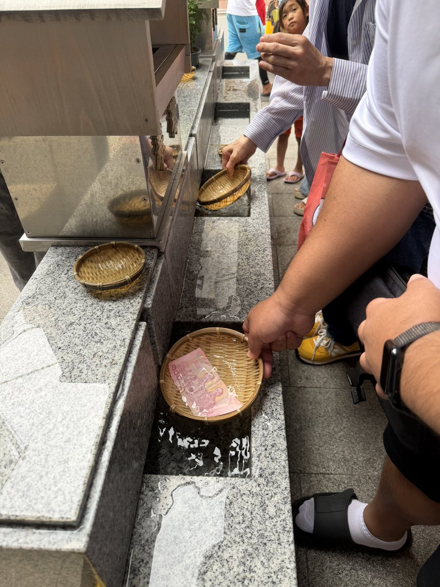 SSivawoot's tweet photo. เรื่องเที่ยวก็ต้องมี เรื่องเงินก็ต้องมู 😆💸 ต้องมาที่นี่!✨ ⛩️ 𝙆𝙤𝙖𝙢𝙞 𝙎𝙝𝙧𝙞𝙣𝙚 📍𝙉𝙞𝙝𝙤𝙣𝙗𝙖𝙨𝙝𝙞 ศาลเจ้าเล็ก ๆ ริมถนนชื่อดังที่คนต่อคิว “ล้างเงินรับทรัพย์และซื้อเครื่องราง” ในโตเกียว

จุดเด่นของที่นี่คือการล้างเงิน 🪙💰 เชื่อกันว่าเป็นสิริมงคลและช่วยให้ทรัพย์งอกเงยจาก��เทพเบ็นไซเท็น”ล้างแล้วเงินจะเข้าไม่ยอมหยุด/บางคนใช้บัตรเครดิตก็มี
เก็บเงินที่ล้างไว้เป็นเงินขวัญถุง พกติดกระเป๋า

🐉 อีกอย่างที่ห้ามพลาดคือ เครื่องรางและโกะชูอิน ของที่นี่ มีหลายเรื่องให้เราเลือกเพื่อเสริมดวงโชคลาภ ความปลอดภัย และ��วามเป็นสิริมงคล

ศาลเจ้าโคอะมิเป็นศาลเจ้าไม้ขนาดไม่ใหญ่ ติดถนน แต่มีประวัติยาวนาน และเป็นอีกหนึ่งสถานที่ที่คนญี่ปุ่นและนักท่องเที่ยวนิยมมาขอพรเรื่อง เงินทองและโชคลาภใครเป็นสายมูมาโตเกียว เรื่องเที่ยวก็ต้องมี เรื่องเงินก็ต้องมู 😆💸

📍 Koami Shrine, Nihonbashi
🚉 Ningyocho Station เดินประมาณ 5–7 นาที