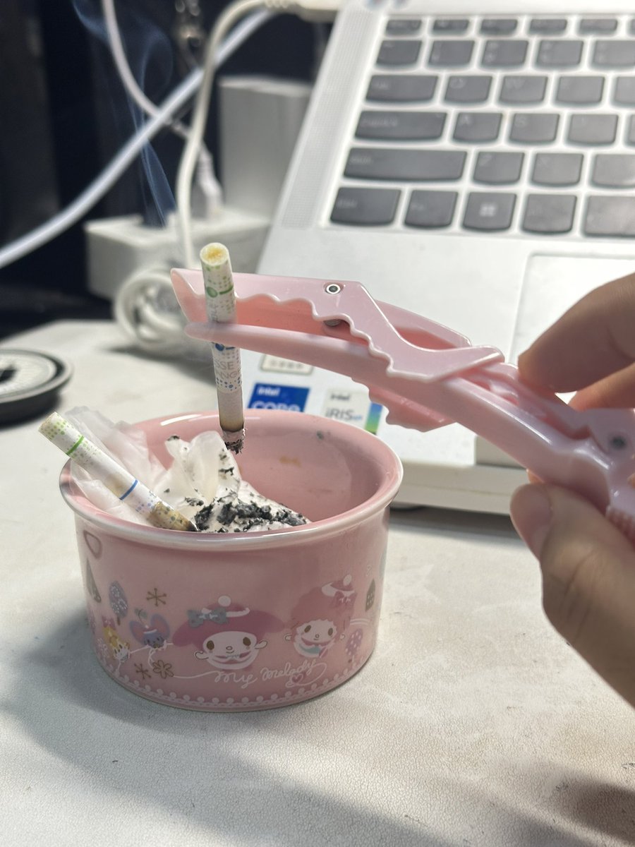 LinYue83889's tweet photo. 还买啥烟夹呀？这太方便了 https://t.co/7pO1byRLn5
