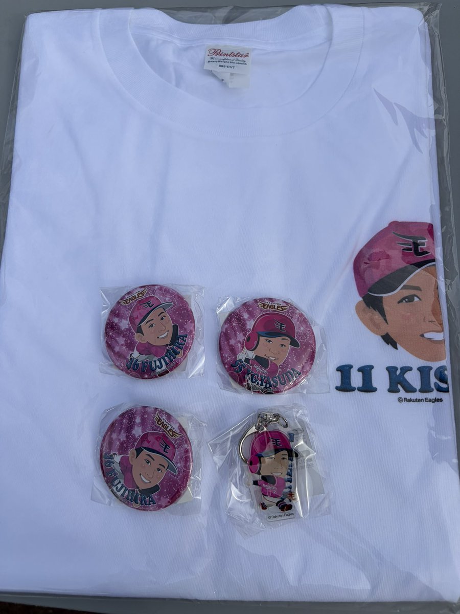 n__fm06's tweet photo. 楽天イーグルス 交換 ガチャ Tシャツ

譲➞Tシャツ 11
       缶バッジ 46×2 55
      アクキー 7
求➞同種1 6 8 17 19 32

本日球場手渡し優先です。
買取も可能です🙆‍♀️ https://t.co/R7AIecEd8P