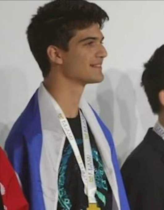 LouFrance75's tweet photo. 🇮🇱 Yotam Budnik, 17 ans, de Rehovot 

Il vient de remporter la médaille d’or à l’Olympiade Internationale d’Informatique en Ouzbékistan.

Interdit de concourir sous le drapeau israélien, il a sorti le drapeau de sa poche sur le podium et l’a porté fièrement.

Résultat : les organisateurs lui ont retiré sa médaille, son diplôme et son classement.

Yotam a refusé de rendre la médaille et n’a aucun regret : « La politique n’a pas sa place dans une compétition scientifique. »Un génie de l’informatique… et un jeune homme de courage.

Faites connaître son nom, car ce n'est pas juste. Reposter massivement, pour lui. MERCI