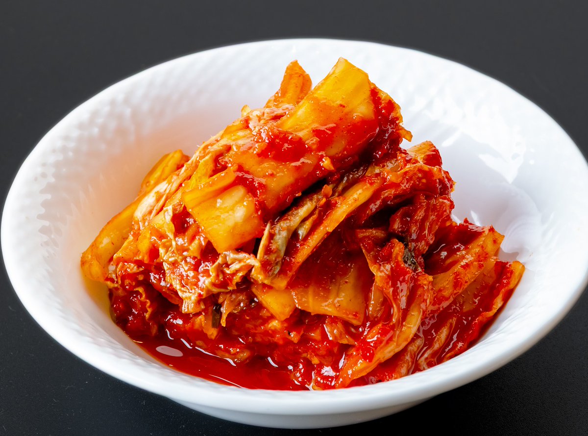RAZAN_GROUP's tweet photo. 焼肉屋が焼肉屋であるために。
キムチは自社で仕込んでいます。
韓国には「손맛（ソンマッ）」という言葉があります。手作りの味、作り手の手加減が生む味わいのことです。
創業以来、この味をグループ全店で受け継いでまいりました。 https://t.co/w2aENv5niW