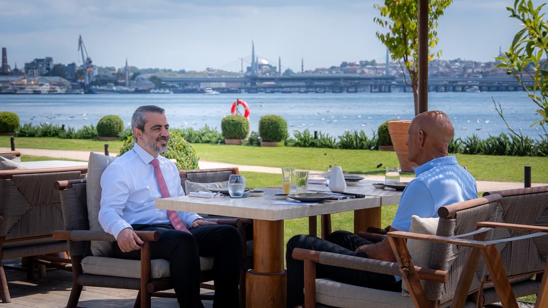 buraktatari's tweet photo. ABD Büyükelçisi Barrack, İstanbul'da Suriye Dışişleri Bakanı Şeybani'yi ağırlamış...

Haliç'teki "ünlü" otelde... https://t.co/Ocd23X9E9v