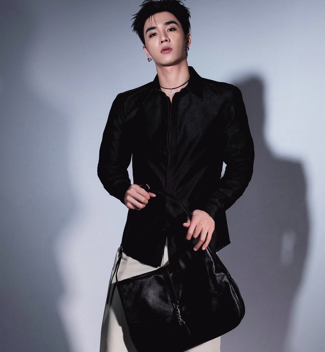 dearPPSS's tweet photo. กรุตรายยยยยยยยย ช่วยด้วยแย่แล้วหล่อมาก 

#GucciJackieFlap
#GucciPrimavera
#PerthTanapon 🖤 https://t.co/l8o8RHDzNb