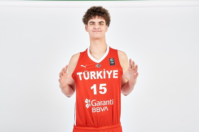 NeoRock06's tweet photo. Eski milli basketbolcu Mehmet Okur'un oğlu Yiğit Mehmet Okur, FC Barcelona ile sözleşme imzaladı. 

16 yaşındaki uzun forvet, geçtiğimiz günlerde düzenlenen U16 Avrupa Şampiyonası'nda milli takımımızla çıktığı 7 maçta %42 ile üçlük isabeti bularak; 9.4 sayı ve 4.7 ribaund ortalamaları yakalamıştı.