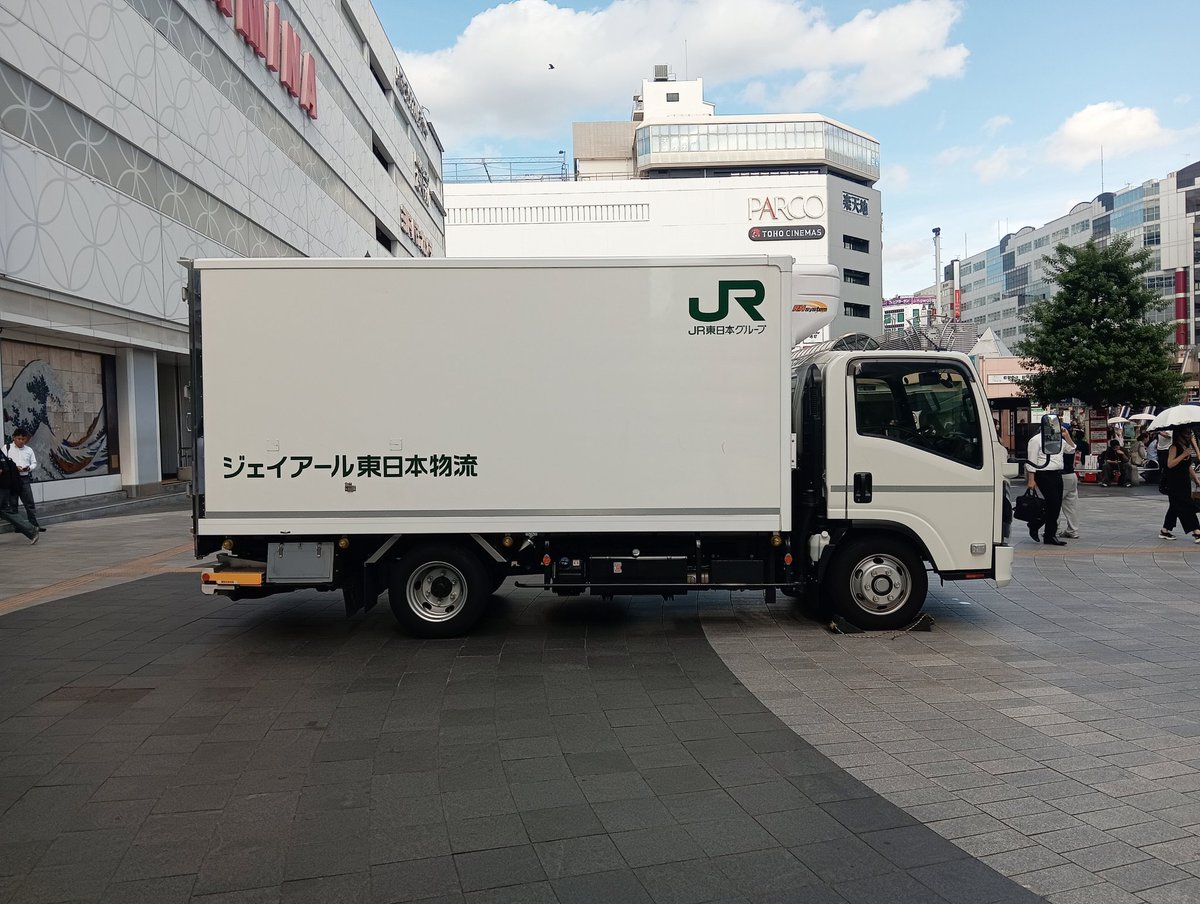 chikokumacolect's tweet photo. 錦糸町駅にて開催されていたジェアール東日本物流のセルフ車両展示撮影会の様子。part② https://t.co/TveeufKJaZ
