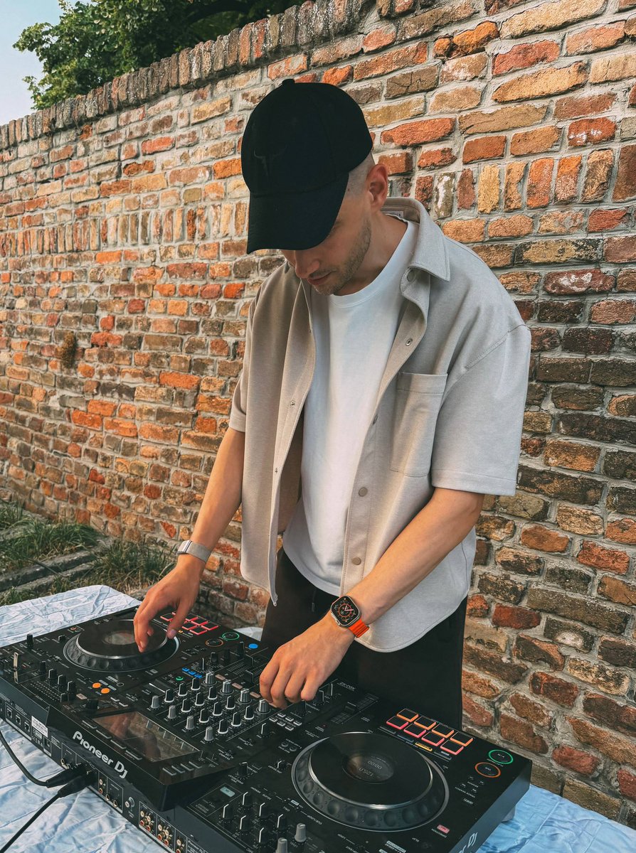 UIUXJam's tweet photo. Pretending I know what I’m doing 😅 https://t.co/RwiTdQPnPv