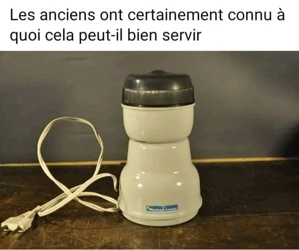 jacobshukuru's tweet photo. Qui parmi vous reconnaît cet objet ? 🤔
À quoi servait-il exactement ? 😄
Les anciens vont sûrement nous éclairer 😂 https://t.co/VmmNprnWie
