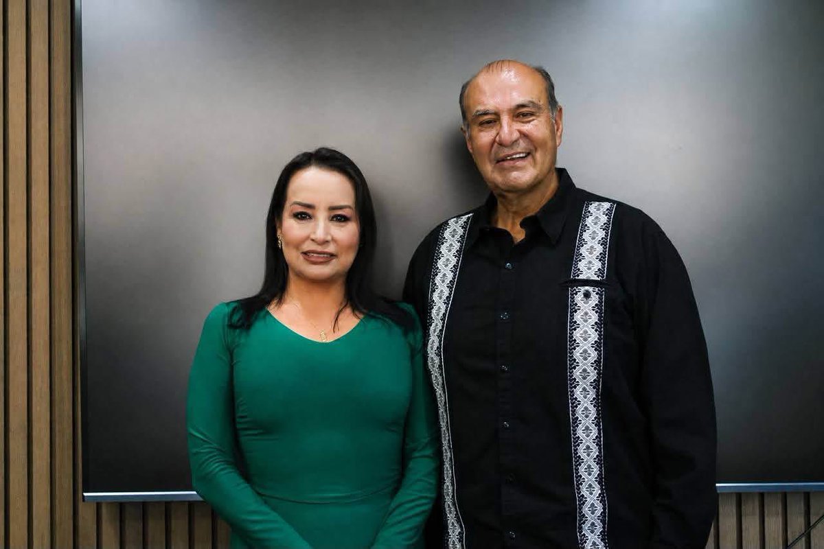 Esther_RamirezV's tweet photo. La educación es clave para el desarrollo y crecimiento de un estado. 

Hoy me reuní con el titular de @SEPHidalgo , @natycastrejonv y su equipo de trabajo, para dar seguimiento a proyectos estratégicos en el marco de la construcción del Anteproyecto de Presupuesto de Egresos para el ejercicio fiscal 2027. 

Bajo el liderazgo del gobernador @juliomenchaca_, quien ha sido claro que "sin educación no hay transformación", desde la @Hacienda_Hgo trabajamos para garantizar que los recursos públicos sean orientados para mejorar la infraestructura educativa y que nuestras niñas, niños,  jovenes y adultos tengan más oportunidades para seguir estudiando y reducir el rezago educativo.  

En #Hidalgo, tenemos claro que cada peso invertido en educación nos lleva por la ruta de construir un mejor futuro para las y los hidalguenses. 

#PrimeroElPueblo #EstherRamírez