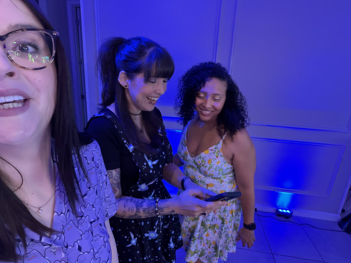 8bitDee's tweet photo. Rollercoaster of emotions as I leave @ColosseumLive - I am so fortunate to have made new friends who are equally as passionate about charity work, accept me for all my oddball behavior and who helped me rally through a tough time with my mental health. 

Missing everyone already https://t.co/Ht1xuJ4gFL