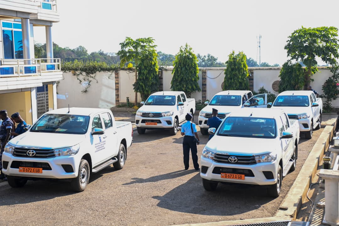 VisionBurundi's tweet photo. Un don composé de:
✅ 5 véhicules remis aux 5 gouverneurs du pays
✅5 ordinateurs portables remis aux 5 gouverneurs
✅ 165 ordinateurs de bureaux
✅ 67 imprimantes multifonctions
✅ 67 photocopieuses multifonctions
a été remis par le @PNUDBurundi au gouvernement du 🇧🇮 ce 13/8 https://t.co/46iEz5IEbs