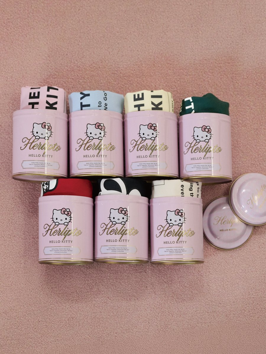 Herlipto_info's tweet photo. 【Her lip to × HELLO KITTY】

グッズアイテムをピックアップ✨

オリジナル缶パッケージ入りのキャンバストートや
マスコットチャームなど
いつものスタイリングに愛らしいアクセントを添えたラインアップをご用意🎀

▼グッズアイテムをチェック
https://t.co/tFUd0xv9k2 https://t.co/sMvLlK6tGF