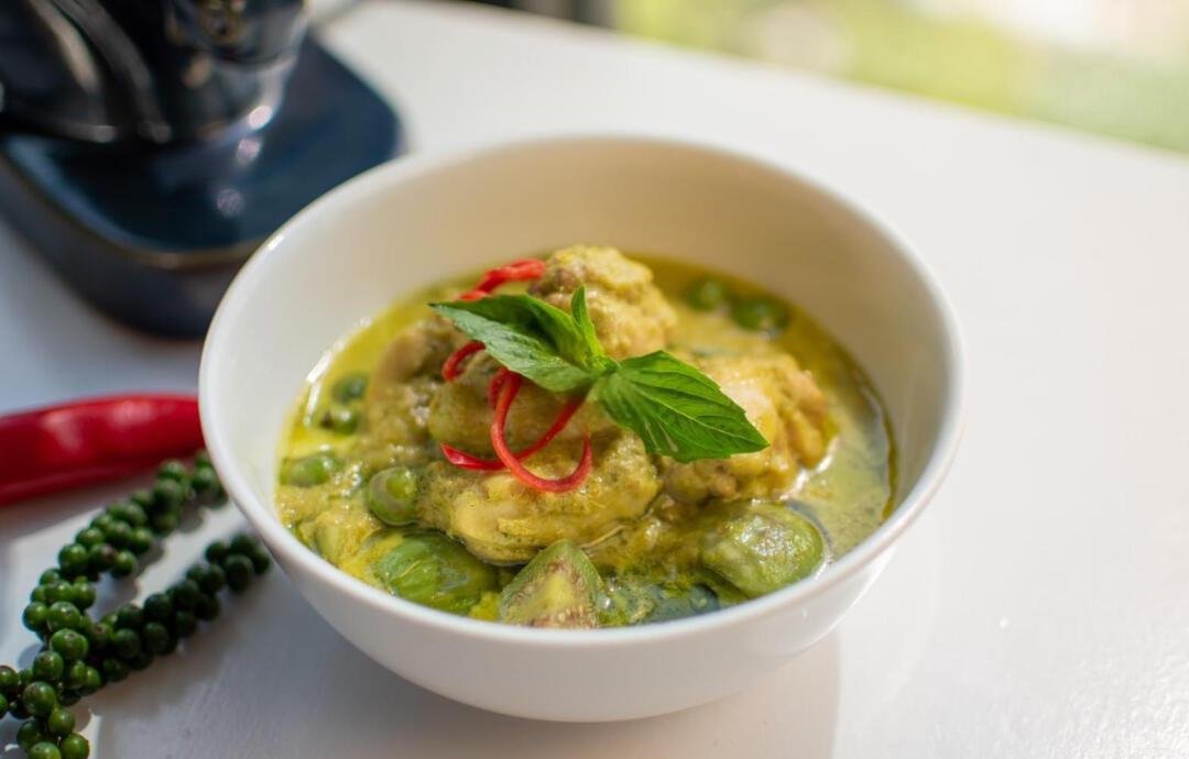 RCrabtr08061225's tweet photo. [Craving bold flavors Today I’m savoring fragrant Thai green curry with tender chicken and jasmine rice—spicy, creamy, and pure comfort in a bowl! ]， https://t.co/tpT25NoCa7