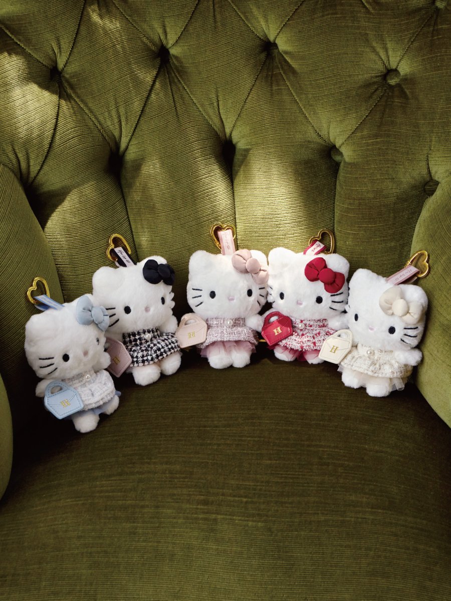 Herlipto_info's tweet photo. 【Her lip to × HELLO KITTY】

グッズアイテムをピックアップ✨

オリジナル缶パッケージ入りのキャンバストートや
マスコットチャームなど
いつものスタイリングに愛らしいアクセントを添えたラインアップをご用意🎀

▼グッズアイテムをチェック
https://t.co/tFUd0xv9k2 https://t.co/sMvLlK6tGF