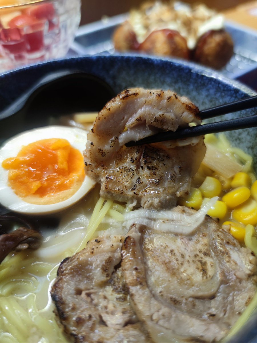 OktoraPutra's tweet photo. Just discovered the coziest hole-in-the-wall ramen spot in town! The tonkotsu broth is rich, the noodles springy, and the side gyoza is chef’s kiss. 10/10 for late-night cravings ， https://t.co/Fc5guMm0Gb