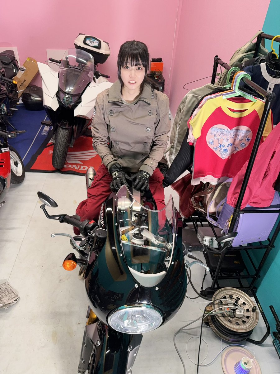 YuiMinase_Bike's tweet photo. トライアンフ東京でacecafeモデルのグローブがめちゃくちゃ可愛かったので買った！XXS
ジャケットも公式の方に教えてもらった2013年頃の型探したけど現在他にこの形がないので1ヶ月迷って越谷に買いに行った。
夏場はこのスタイルきついから秋になったらこの感じで走る乗馬ズボン見たいの欲しい。
Outfit: @acecafejapan