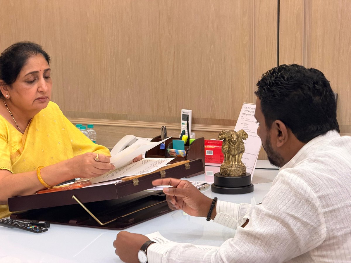 amolmitkari22's tweet photo. महाराष्ट्र राज्याच्या उपमुख्यमंत्री तथा राष्ट्रवादी काँग्रेस पक्षाच्या राष्ट्रीय अध्यक्षा मा. सुनेत्राताई पवार यांची सह्याद्री अतिथी गृह येथे भेट घेऊन अकोला जिल्ह्यातील संघटनात्मक तसेच विविध विकासात्मक विषयांवर सविस्तर चर्चा केली.
@SunetraA_Pawar 
@mahancpspeaks https://t.co/sZbKiBEcab