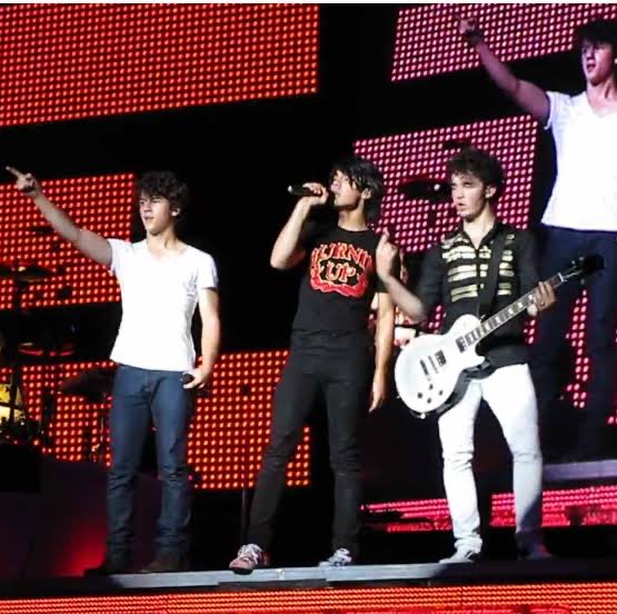 girlslifemag's tweet photo. Stop, drop and roll 🚨🔥🧯Whether you’re hot or cold, the @jonasbrothers are about to make it feel like 2008 again 🎵 

From August to December, they’re bringing back The Burning Up tour to 45 cities 🎤

📷 @jonasbrothers @GettyImages 

#burninguptour #jonasbrothers https://t.co/evhtZWuWT0