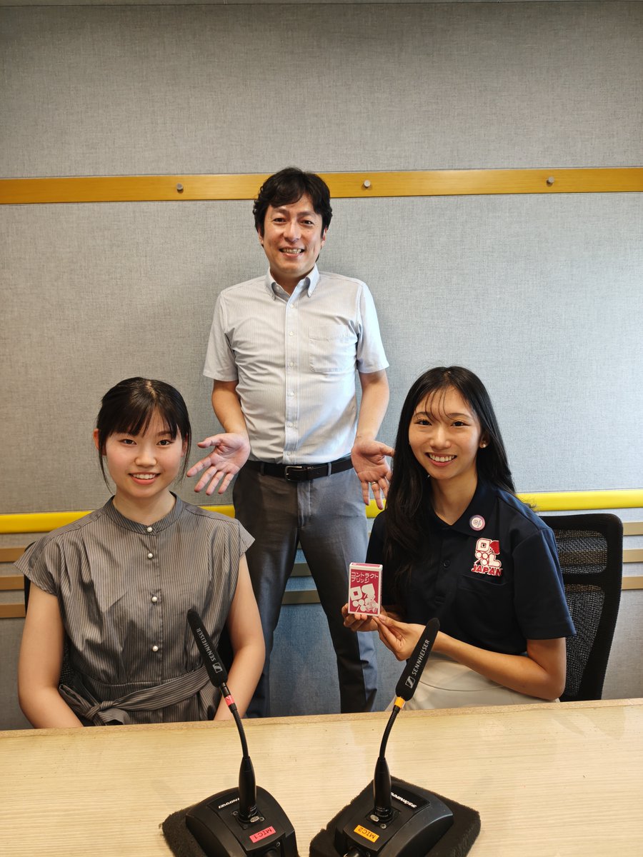 JCBL_CardGame's tweet photo. U26ガールズチーム　ラジオ出演のお知らせ（１）

先日、世界１位に輝いたガールズチームの稲村優佳さん、廣野真凛さんを伴い、ラジオ番組「小塚アナの褒めタイム」（ラジオNIKKEI、火曜日11:35-12:00)の収録に行き、小塚アナに沢山褒めていただいてきました！　オンエア情報は第２弾として番宣がアップされましたらすぐにお伝えします。　

#コントラクトブリッジ　＃ラジオ出演　＃小塚アナの褒めタイム　＃ラジオNIKKEI