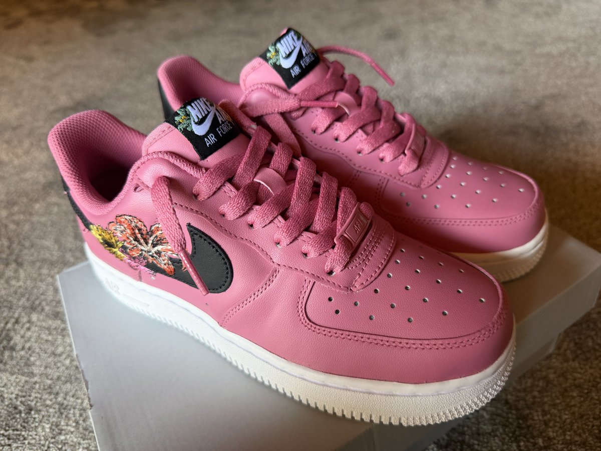 ___ka4129's tweet photo. 刺繍可愛いってゆー理由で買った👟
紐結ぶのに1時間かかった
まだ納得いってへん https://t.co/4Wj1ONyfkX