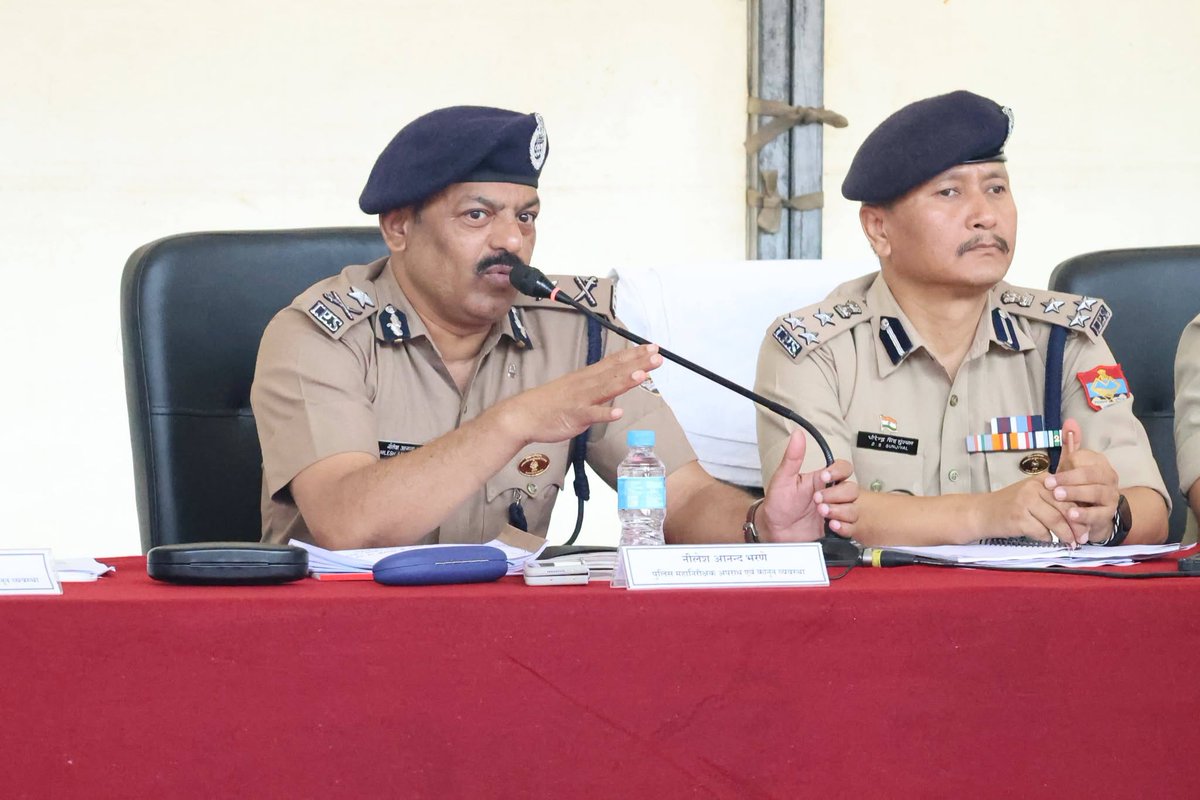uttarakhandcops's tweet photo. देहरादून में प्रस्तावित वीवीआईपी भ्रमण कार्यक्रम के दृष्टिगत एडीजी लॉ एंड आर्डर महोदय सहित अन्य उच्चाधिकारी गणों ने ड्यूटीरत अधिकारी/कर्मचारीगणों को वर्तमान सुरक्षा परिदृश्य के दृष्टिगत सभी को सजग व सतर्क रहकर अपना कर्तव्य निर्वहन करने हेतु निर्देशित किया।

#UttarakhandPolice https://t.co/lGBK8DIVTk