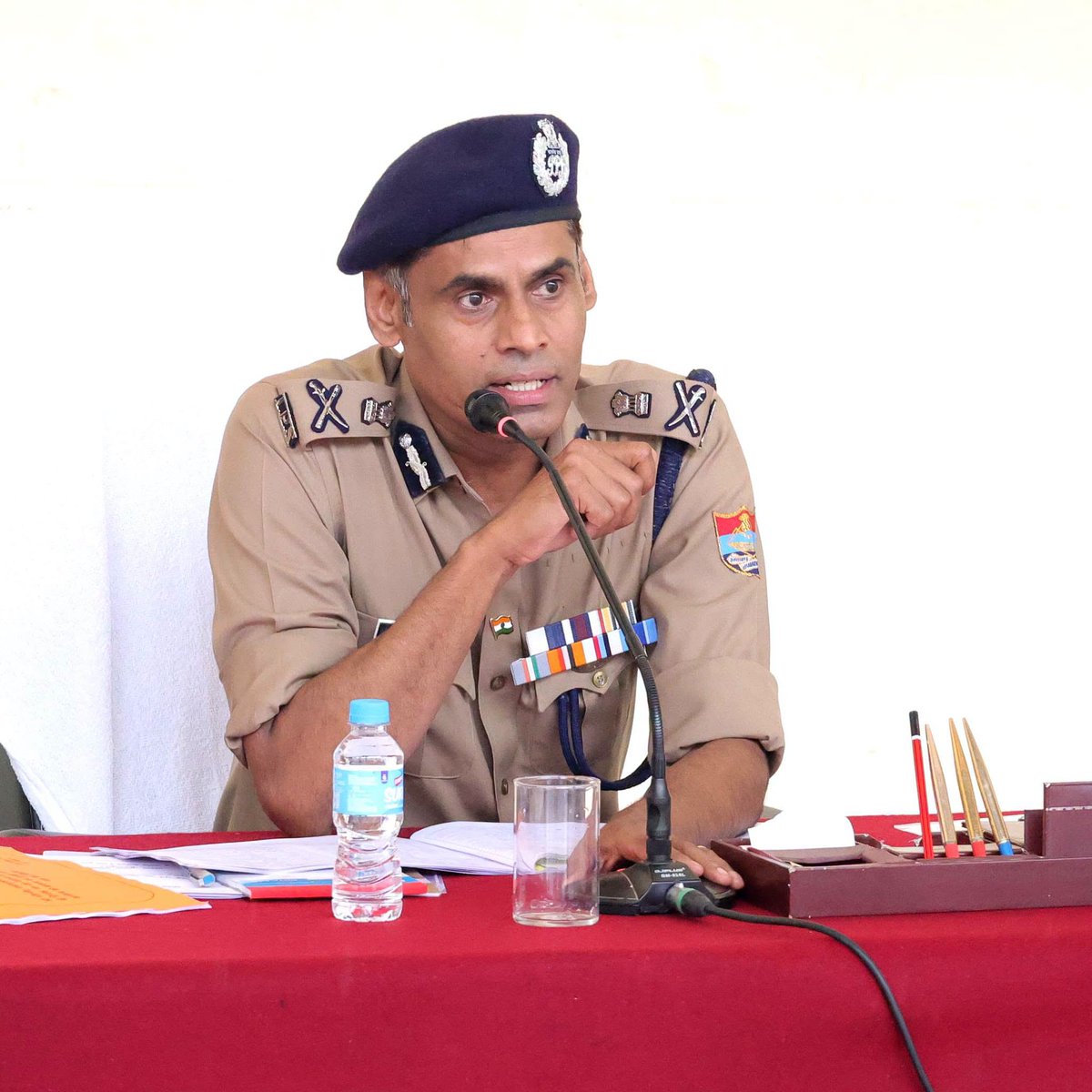 uttarakhandcops's tweet photo. देहरादून में प्रस्तावित वीवीआईपी भ्रमण कार्यक्रम के दृष्टिगत एडीजी लॉ एंड आर्डर महोदय सहित अन्य उच्चाधिकारी गणों ने ड्यूटीरत अधिकारी/कर्मचारीगणों को वर्तमान सुरक्षा परिदृश्य के दृष्टिगत सभी को सजग व सतर्क रहकर अपना कर्तव्य निर्वहन करने हेतु निर्देशित किया।

#UttarakhandPolice https://t.co/lGBK8DIVTk