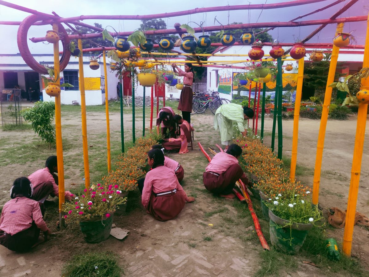 basicshiksha_up's tweet photo. कचरे से सृजन की ओर, निपुणता के संग सजा नवाचार 

जनपद खीरी के विकासखंड बिजुआ स्थित कंपोजिट विद्यालय लखहा अलीगंज में शिक्षिका मीना कुमारी एवं विद्यार्थियों ने ‘बेस्ट आउट ऑफ वेस्ट’ की थीम पर मिलकर आकर्षक निपुण गार्डन तैयार किया। अनुपयोगी सामग्री के रचनात्मक उपयोग से साकार इस पहल के माध्यम से बच्चों में कल्पनाशीलता, सृजनशीलता और नवाचार की भावना को विकसित किया गया।

निपुण गार्डन तैयार करने की प्रक्रिया में बच्चों ने सक्रिय सहभागिता करते हुए पुनः उपयोग, स्वच्छता, पर्यावरण संरक्षण और रचनात्मकता को व्यवहार के स्तर पर समझा। सामूहिक प्रयास ने सीखने को आनंदमय बनाने के साथ बच्चों में सहयोग, जिम्मेदारी और संसाधनों के विवेकपूर्ण उपयोग की भावना को भी सुदृढ़ किया।

बेसिक शिक्षा विभाग, उत्तर प्रदेश नवाचार एवं अनुभवात्मक अधिगम को प्रोत्साहित करते हुए विद्यार्थियों की सृजनशीलता को सीखने से जोड़कर उन्हें निपुण, आत्मविश्वासी एवं जिम्मेदार नागरिक बनाने की दिशा में निरंतर प्रतिबद्ध है।

#LearningByDoing #SchoolEducation #SamagraShiksha #BasicEducationUP #BasicShikshaUP