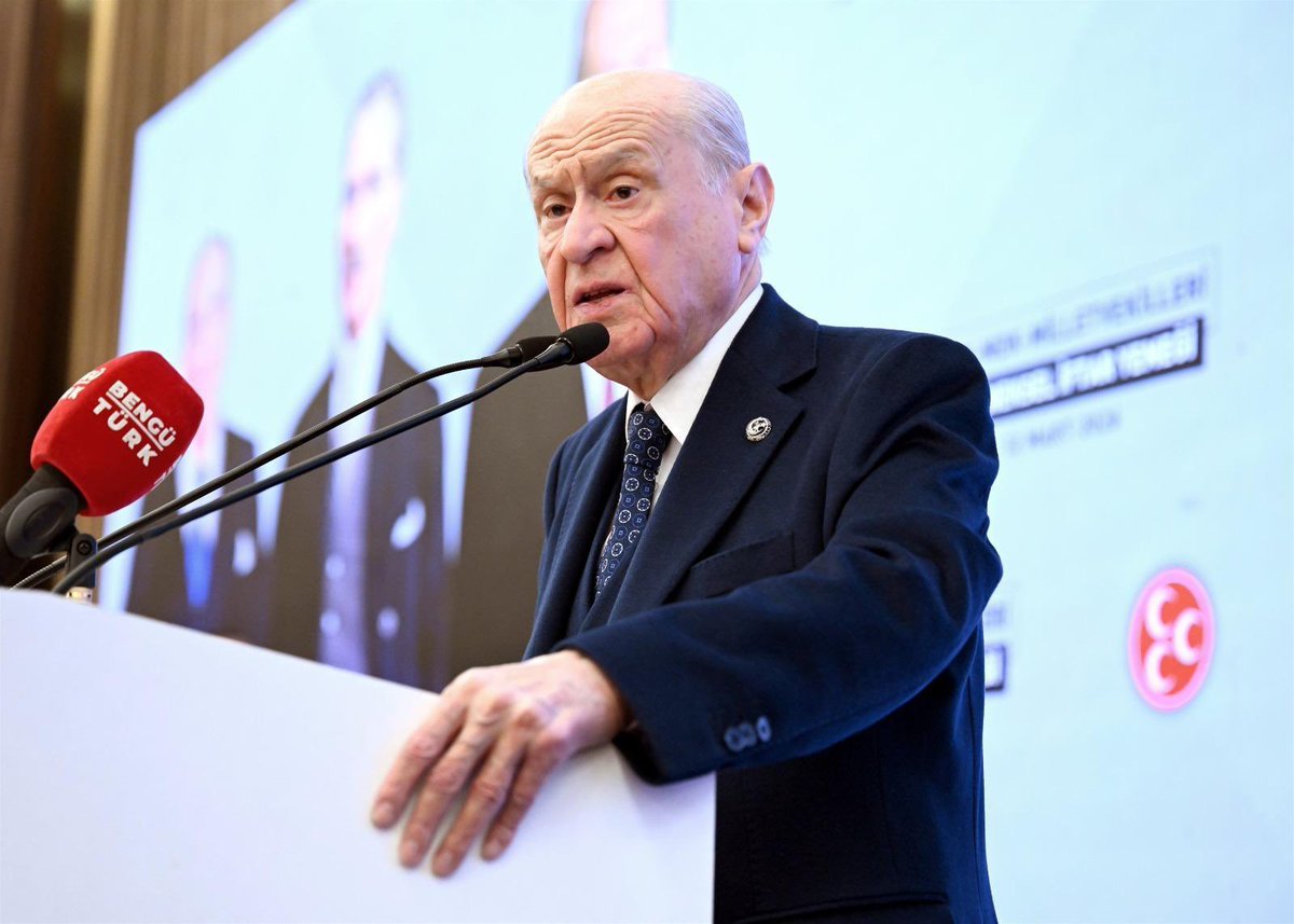ayyildirim1's tweet photo. ‘Terörsüz Türkiye’nin birinci aşaması, terör örgütüne silah bıraktırma ve bölgenin terör unsurlarından temizlenmesi olsa da Türkiye’nin dış politikada daha bağımsız hareket edebilmesi, yakın coğrafyasında barış ve istikrarın güçlenmesi, Doğu Akdeniz'den Kafkasya'ya, Orta Doğu'dan Avrupa'ya kadar uzanan geniş bir coğrafyada etkinliğinin artması, ‘Terörsüz Türkiye’nin hedefleri arasında yer almaktadır.  

Esasında, bölgemizde ‘Şark Meselesi’nde ikinci perdenin sahnelenmek istendiği görülmektedir. Hedef; parçalanmış ve bölünmüş egemen devletlerdir. Ancak Türkiye, yeni Sykes-Picot düzenini, Balfour’daki sinsi planları ‘Terörsüz Türkiye’ hedefiyle bozmuş, terörsüz bölgenin yeşermesiyle emperyalizmin bu coğrafyadaki emellerine darbe vurmuştur.

Liderimiz Sayın Devlet Bahçeli