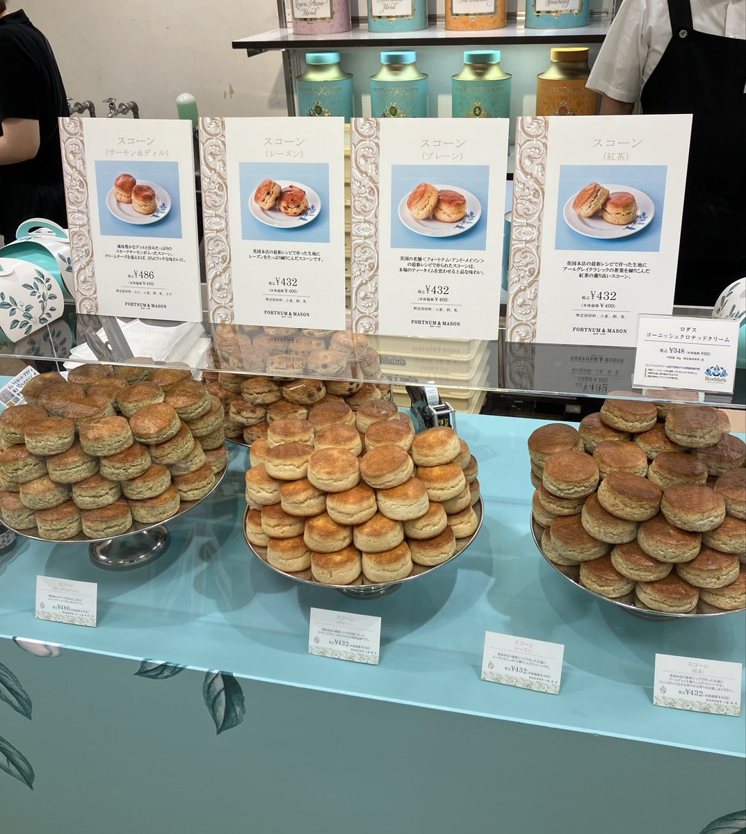 atamanonaka_mi's tweet photo. フォートナム&amp;メイソンも英国展特別出店🇬🇧
茶葉の量り売りは昨年も大好評だった特別企画✨スコーンも種類豊富です！！見逃せない！！
#日本橋三越　#英国展　#mi_b #三越PR https://t.co/YkyPeGxlgs