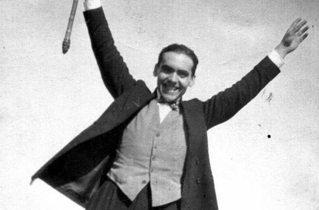 GemmaPasqual's tweet photo. Mataron a Federico 
cuando la luz asomaba. 
El pelotón de verdugos 
no osó mirarle la cara. 
Todos cerraron los ojos; 
rezaron: ¡ni Dios te salva! #Machado
On és #Lorca? 90 anys en una fossa. https://t.co/4fsc7lsEdf