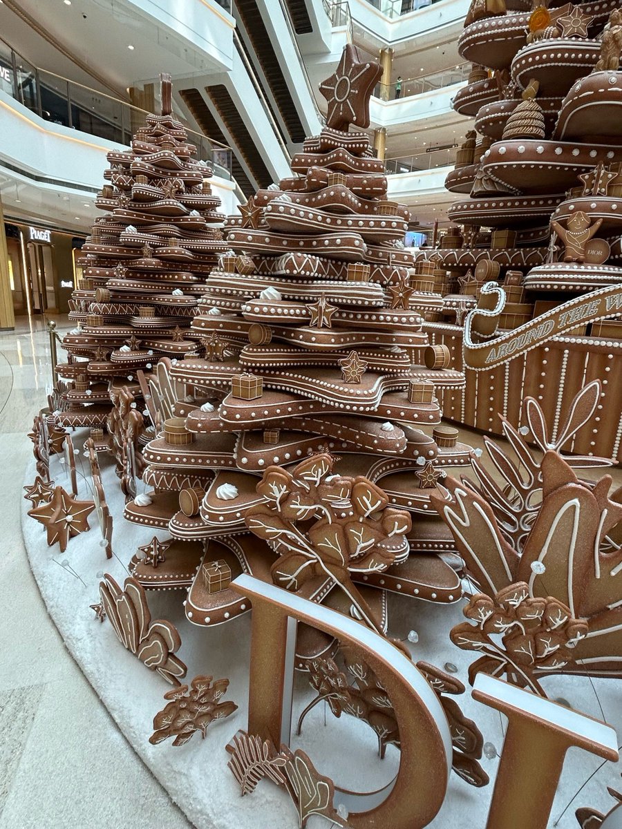 FPacocha616's tweet photo. Jingle all the way! This festive season, may your days be filled with warm hugs, sweet treats, and all the little joys that make Christmas special. Tag someone you want to spend this lovely time with! https://t.co/lnxsXVK4qi