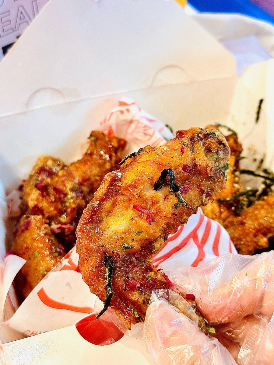 Maiwene6's tweet photo. Just had the most buttery salted egg yolk fried chicken at the new downtown spot! Crispy skin, runny yolk filling, and perfectly spicy. 10/10 will come back this weekend ， https://t.co/P2sDLv9Rp2