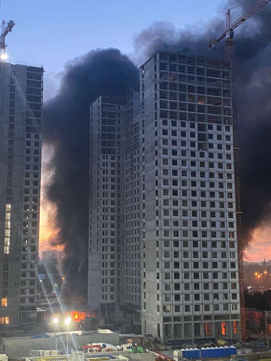 angelshalagina's tweet photo. Good morning from Ukraine🇺🇦
Moscow is on fire from the very night
Attack is continuing https://t.co/eMaj1VFZdW