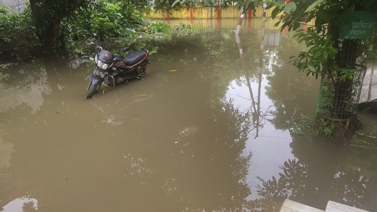 IllusionManish's tweet photo. Barish 8 baje ke baad nhi hui aur abhi prayagraj nagar Nigam dawara ek helpline 1920  pe koi thik se baat nhi kar rha hai aur abhi pichle 30 min se koi call pick nhi kar rha hai .Kiske pass apni baat rakhi jaye janjiwan haqikat main pareshan hai 
Trevenipuram colony ki sitathi hi https://t.co/VH8K8gNza6