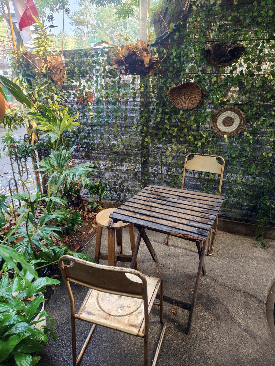 Widino's tweet photo. Di antara gempuran coffee shop modern di Bandung, gw menemukan coffee shop mungil tersembunyi di bawah pepohonan rindang.

Tempatnya syahdu bgt, apalagi di bagian outdoor belakang yg bersebelahan langsung dengan aliran sungai, suara gemricik airnya bikin tambah syahdu 😊 https://t.co/xQlw1uiHdg