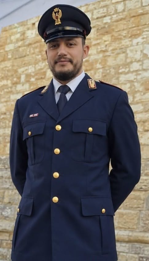 Agente_Lisa's tweet photo. Riccardo, poliziotto della #Postale Toscana è in vacanza in Sardegna, mentre guida sulla Statale 125 assiste allo scontro frontale tra due auto in cui restano coinvolte sei persone e si precipita per prestare i primi soccorsi. Leggi tutta la storia 👇
https://t.co/TcqcH8iLIJ https://t.co/U9YDT8GI51