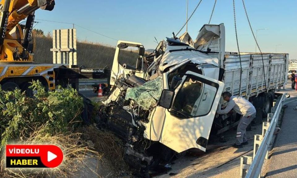 Gazetesi1's tweet photo. Çanakkale'de kamyon bariyerlere ok gibi saplandı: 2 ölü
https://t.co/rvjdrvMg58 https://t.co/YTivRn6Um8