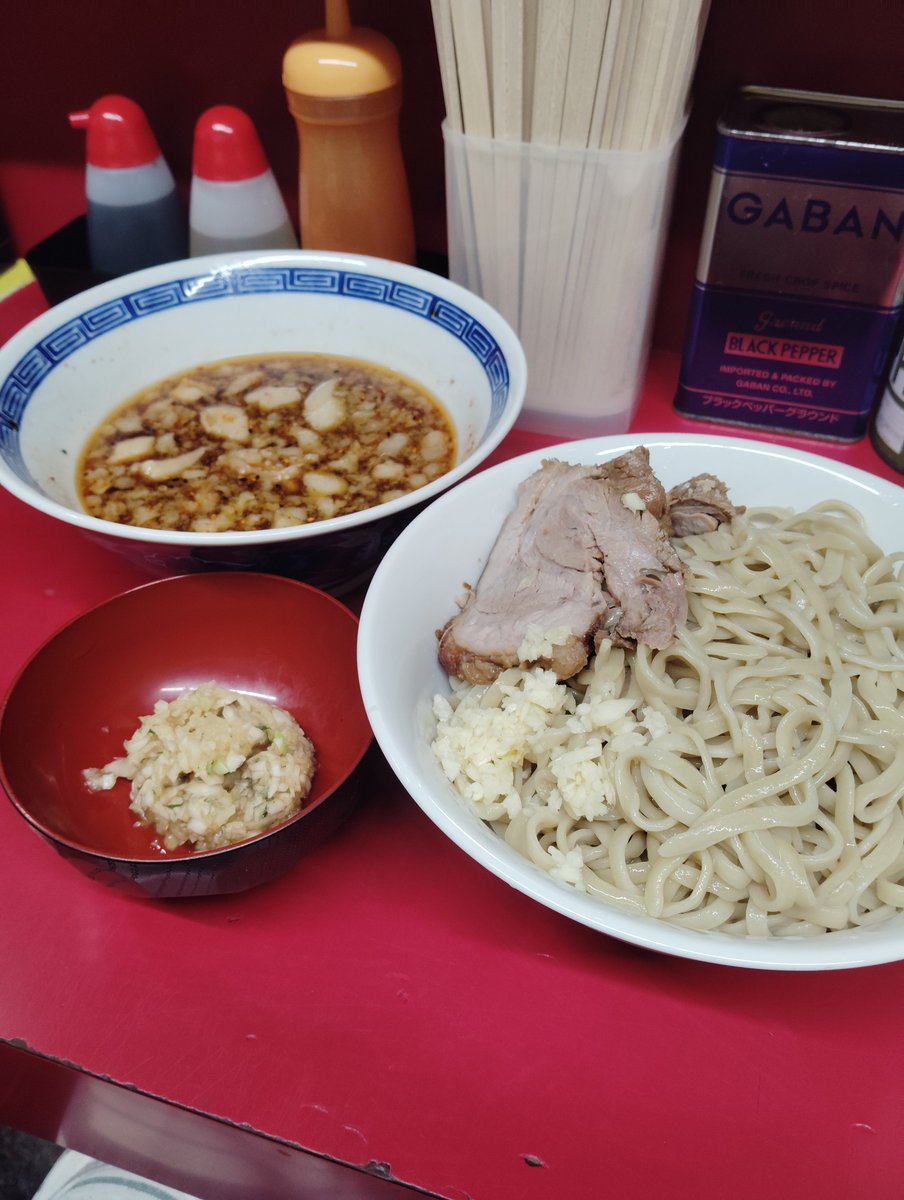 buta2_mai's tweet photo. ラーメン二郎中山駅前店〈37.38〉
久しぶりの休日。今日の為に頑張った！
Ｆ-150さん麺上げの2杯は何方もとても美味しかったです🍜
ご馳走様でした。🤓
帰る途中ラーショ食べ終えた髪の毛がピンク色した方とバッタリ😸一瞬Snow Manかと思いました( ˘ω˘)ｽﾔｧ https://t.co/LEitEmfrc3