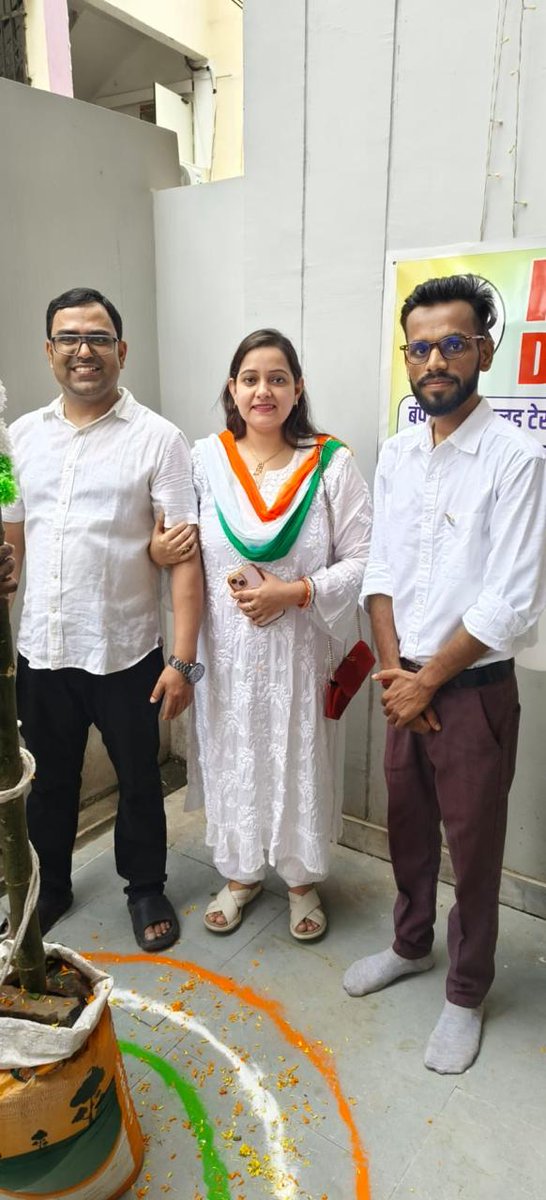 RNail49714's tweet photo. Sharing a few glimpses from our #IndependenceDay celebration at R Square Clinic. 🇮🇳✨A day filled with pride, togetherness, and the spirit of India. ❤️🤍💚 From the flag hoisting to celebrating together as a team, it was a wonderful reminder of the values that bring us together. https://t.co/CrHSA40Em5