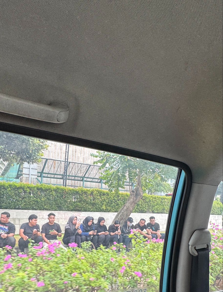 pockoloc's tweet photo. @bismillahyuk_ sepanjang dari dukuh atas ke HI muter ke arah menteng dan kebon kacang udah banyak bgt yg begini sampe intel2 ke mrt dr setiabudi https://t.co/glbeocMWFb