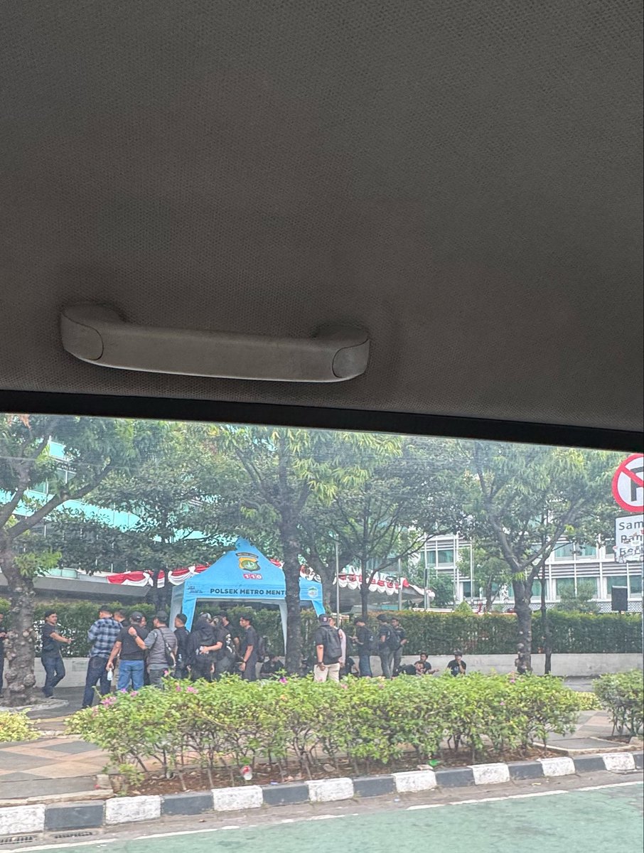 pockoloc's tweet photo. @bismillahyuk_ sepanjang dari dukuh atas ke HI muter ke arah menteng dan kebon kacang udah banyak bgt yg begini sampe intel2 ke mrt dr setiabudi https://t.co/glbeocMWFb