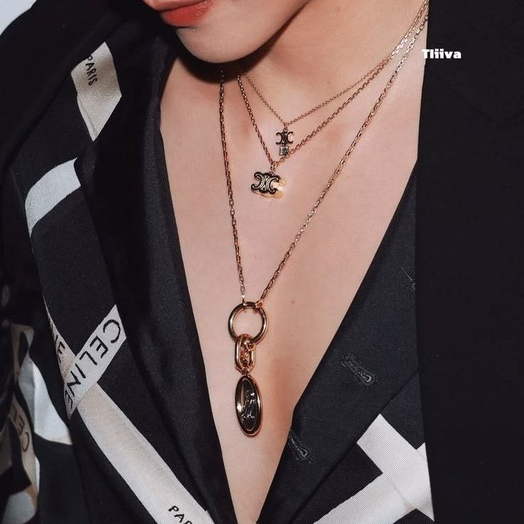 thvgaggedme's tweet photo. this genre of taehyung. https://t.co/TYmOSAbwR3