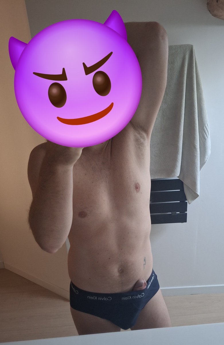 TbmExhib33's tweet photo. J'en connais une qui vous envoie un message matinal... Kiffant ces petits slips Calvin Klein 🥵
-
#gay33 #gayfr #gay #tbm #tbm33 #gaycalvinklein https://t.co/w5sKiC97yg