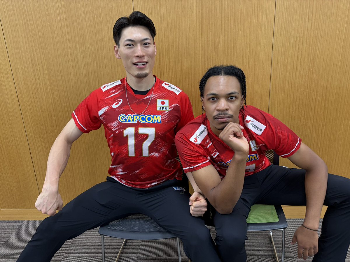 fujitv_volley1's tweet photo. #バレーボール男子日本代表 はきょう公開練習を行いました🌈

インタビュー対応の合間に仲良くお話ししていたミドルコンビの #西本圭吾 選手と #エバデダンラリー 選手をパシャリ📸

そして実は...きょうが誕生日のラリー選手と岡田貴志トレーナー👬
練習前にはチームからサプライズでお祝いケーキのプレゼントも🎂👏

選手・スタッフ一丸となってアジア選手権駆けあがります😼✊🏻

＼\   📺 #アジア選手権 2026📺  /／
￣￣￣￣￣￣￣￣￣￣￣￣￣￣￣￣￣
🚨地上波フジテレビ系列で日本戦全戦放送🚨
TVerで男女日本戦全試合を無料配信📡

🗓️大会日程
女子：8月21日(金)〜30日(日)
男子：9月4日(金)〜13日(日)

#駆けあがれ最高の先へ