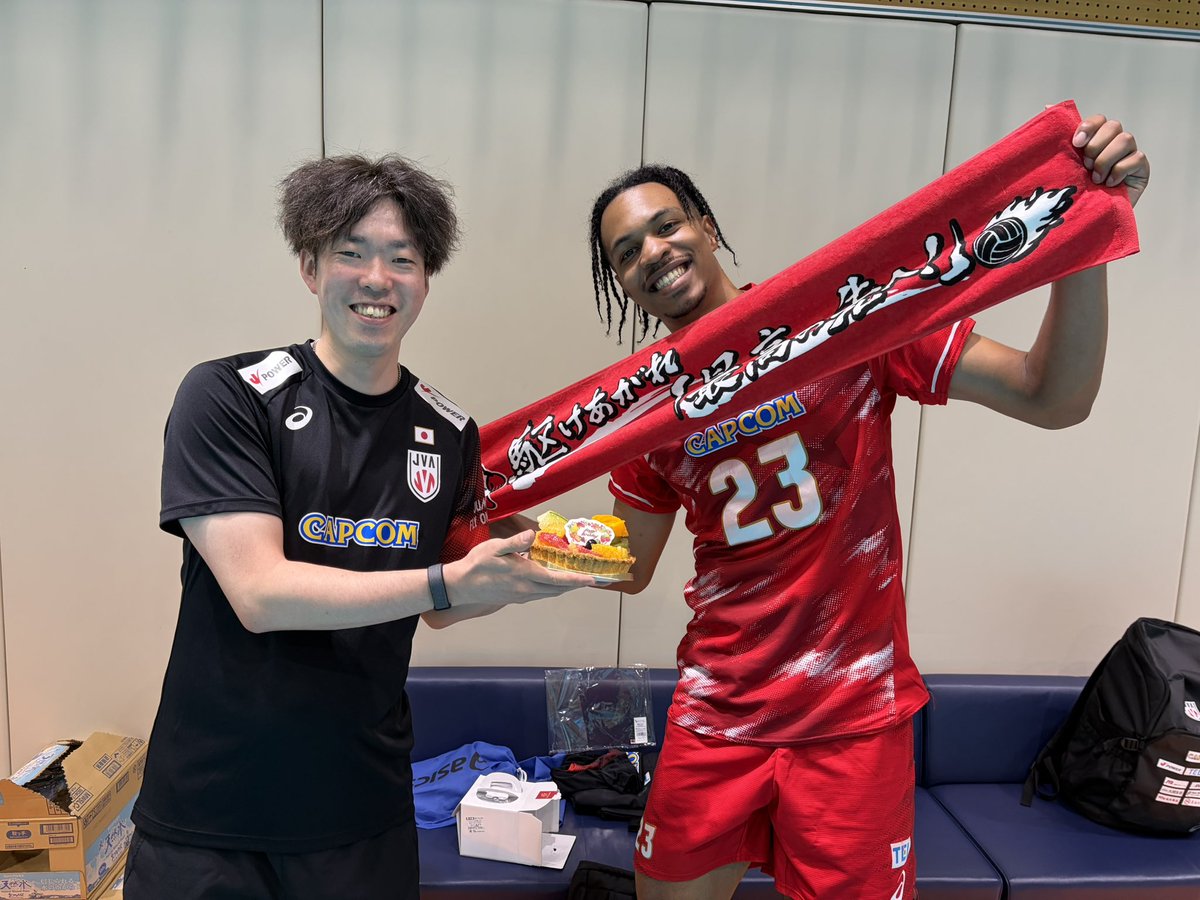 fujitv_volley1's tweet photo. #バレーボール男子日本代表 はきょう公開練習を行いました🌈

インタビュー対応の合間に仲良くお話ししていたミドルコンビの #西本圭吾 選手と #エバデダンラリー 選手をパシャリ📸

そして実は...きょうが誕生日のラリー選手と岡田貴志トレーナー👬
練習前にはチームからサプライズでお祝いケーキのプレゼントも🎂👏

選手・スタッフ一丸となってアジア選手権駆けあがります😼✊🏻

＼\   📺 #アジア選手権 2026📺  /／
￣￣￣￣￣￣￣￣￣￣￣￣￣￣￣￣￣
🚨地上波フジテレビ系列で日本戦全戦放送🚨
TVerで男女日本戦全試合を無料配信📡

🗓️大会日程
女子：8月21日(金)〜30日(日)
男子：9月4日(金)〜13日(日)

#駆けあがれ最高の先へ