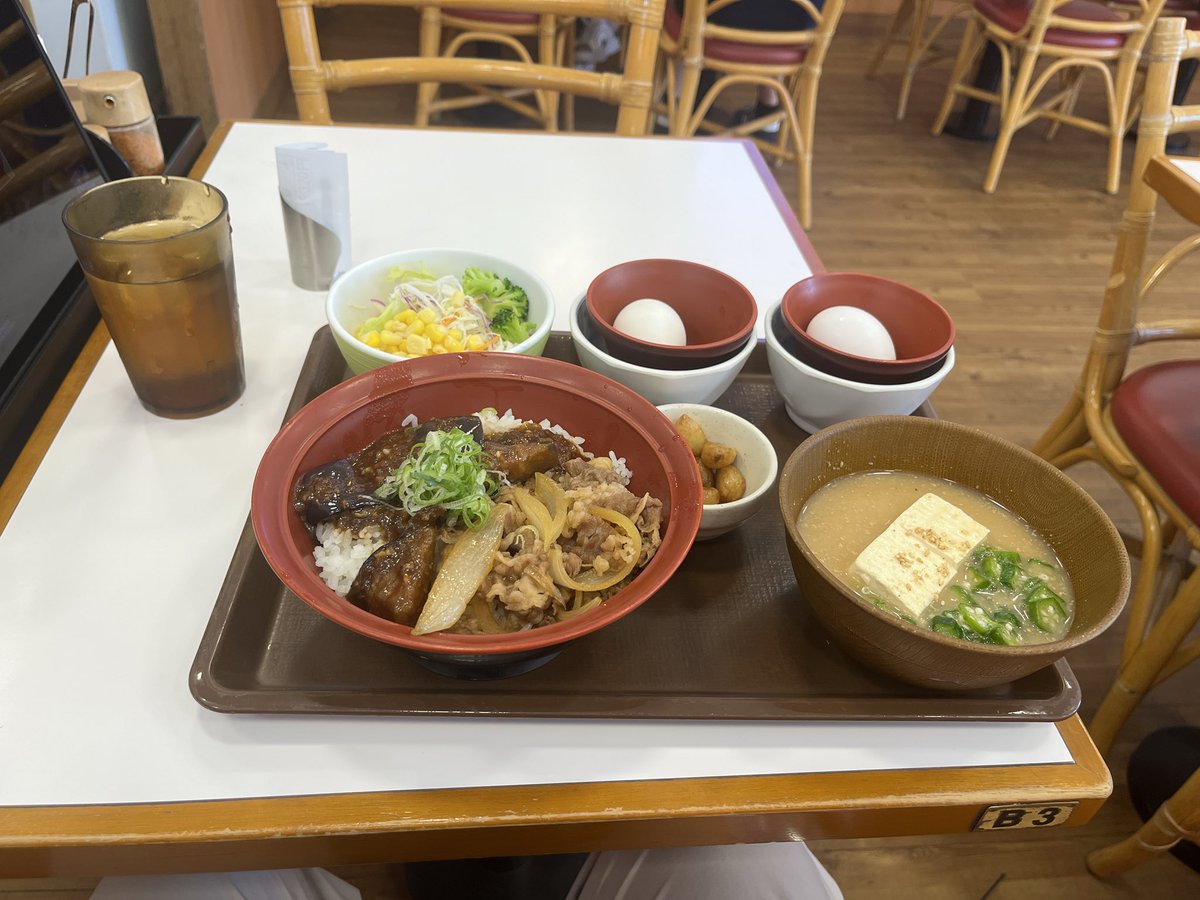 TACKN08O4's tweet photo. 今日の昼ー
すき家
おんたまシビ辛麻婆茄子牛丼並盛冷やし汁サラダセット生卵追加 https://t.co/AfPV9xYo33