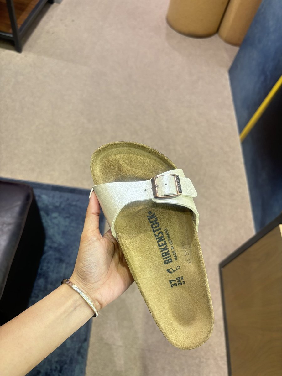 Lapatrada20's tweet photo. #รับหิ้ว #birkenstock 

ชิ้นละ 30 
ค่าส่งเหมา 45 https://t.co/vd3YB9skXx