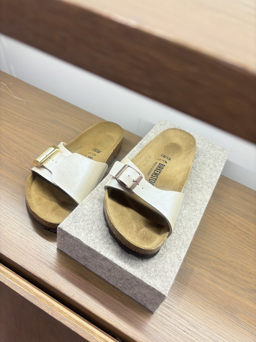 Lapatrada20's tweet photo. #รับหิ้ว #birkenstock 

ชิ้นละ 30 
ค่าส่งเหมา 45 https://t.co/vd3YB9skXx